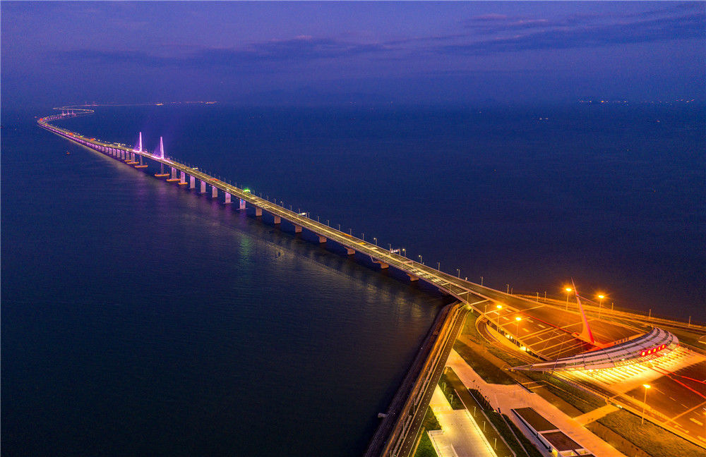港珠澳大桥开通一周年:一桥连三地 一日游三城