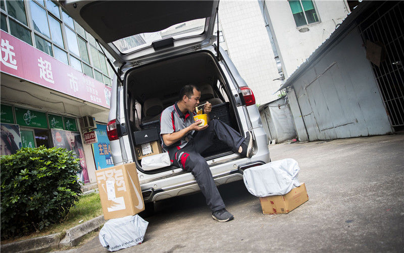 双11后每天派件200海口快递小哥成最忙碌的人