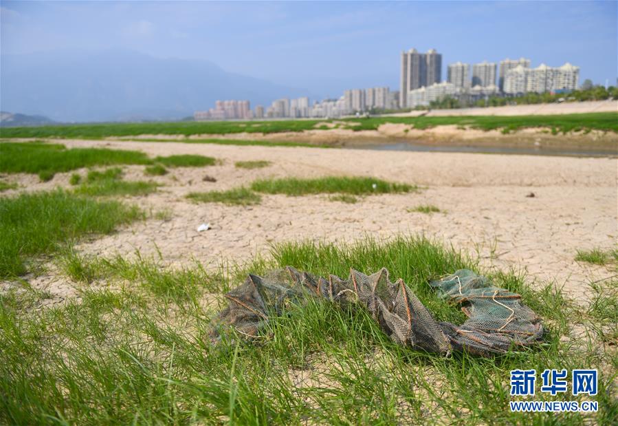湖北鄂州万里长江第一阁枯水期露出礁石地基
