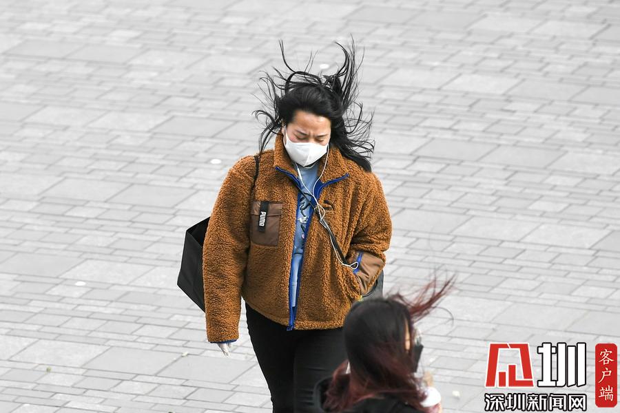 北京八九级大风进城,路人头发被吹乱.