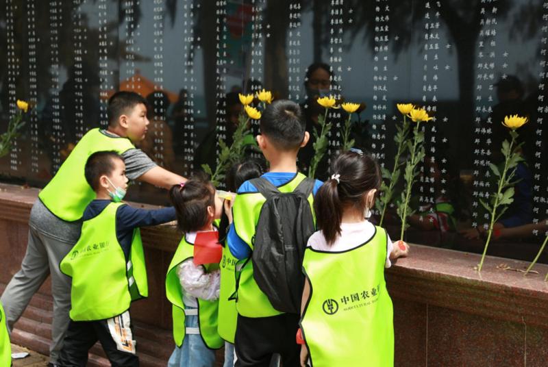 深圳农行亲子团向革命先烈敬献鲜花