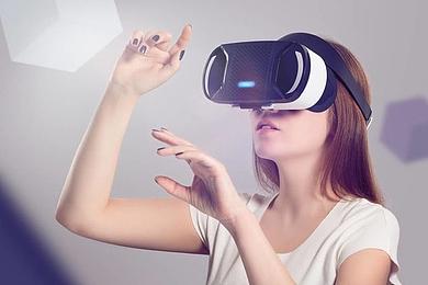 HTC 推出全球首款全六自由度多模式VR一体机设备