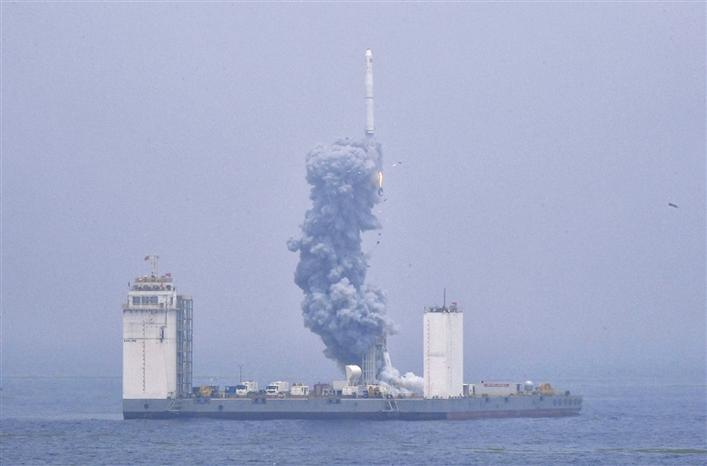 我国首次在海上成功实施运载火箭发射技术试验