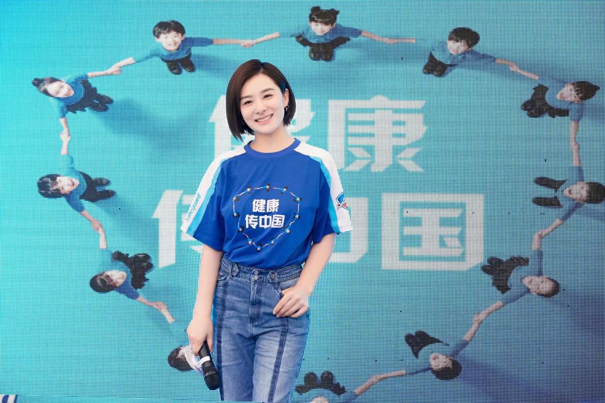 刘璇现身深圳华润万家携手舒肤佳寻找首席健康官