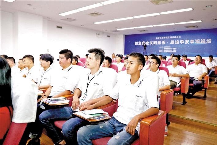 龙华区新入户市民文明素养培训走进富士康