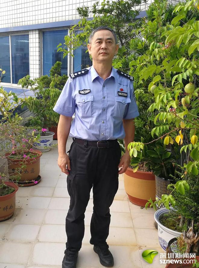 芳)在盐田派出所,有一位军龄近40年的警察——彭浪飞,他从军装到警服