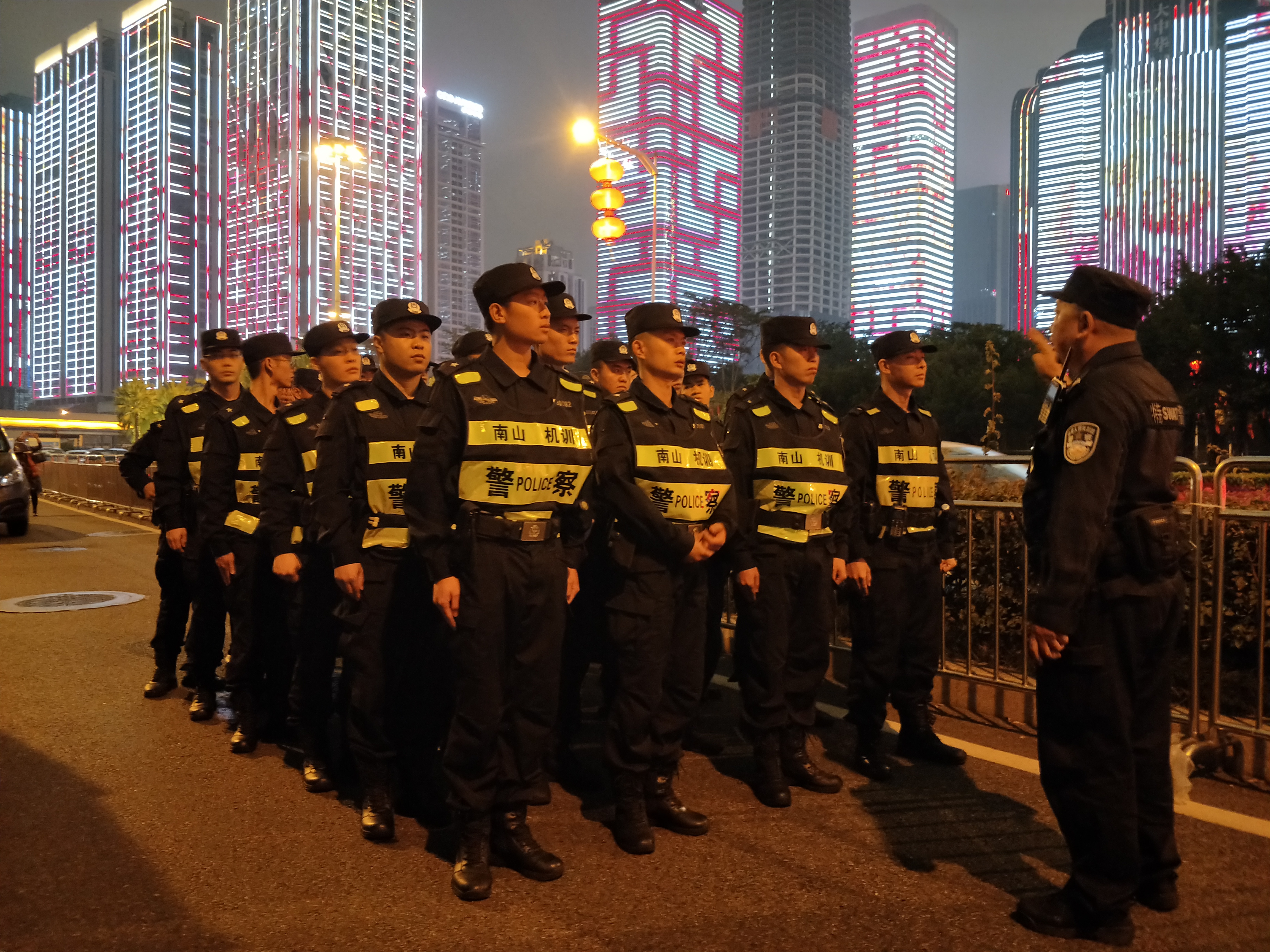 警方用"敬业福"换取春节"平安福" /article>_直播车行动_深圳新闻网