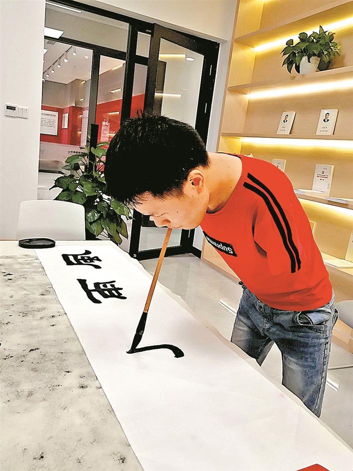 也许你曾经遇到过这个无臂年轻人正在摆摊写字