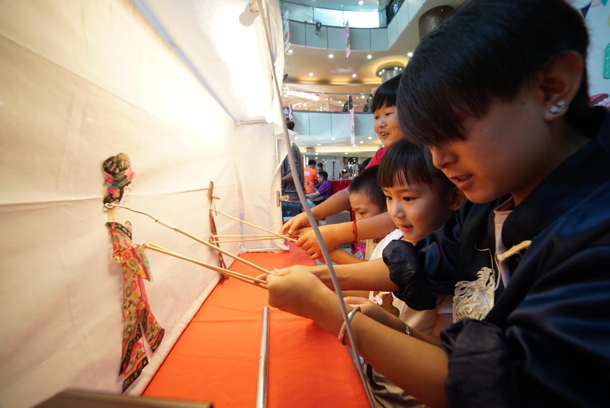 孩子们体验皮影戏演出