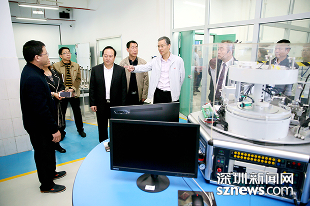 林献良局长一行实地参观了侨城校区教学场地,详细考