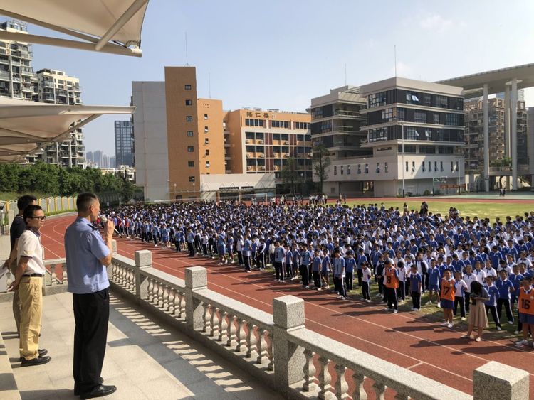 龙华区上塘派出所专职消防民警对民治中学师生进行消防宣传教育培训