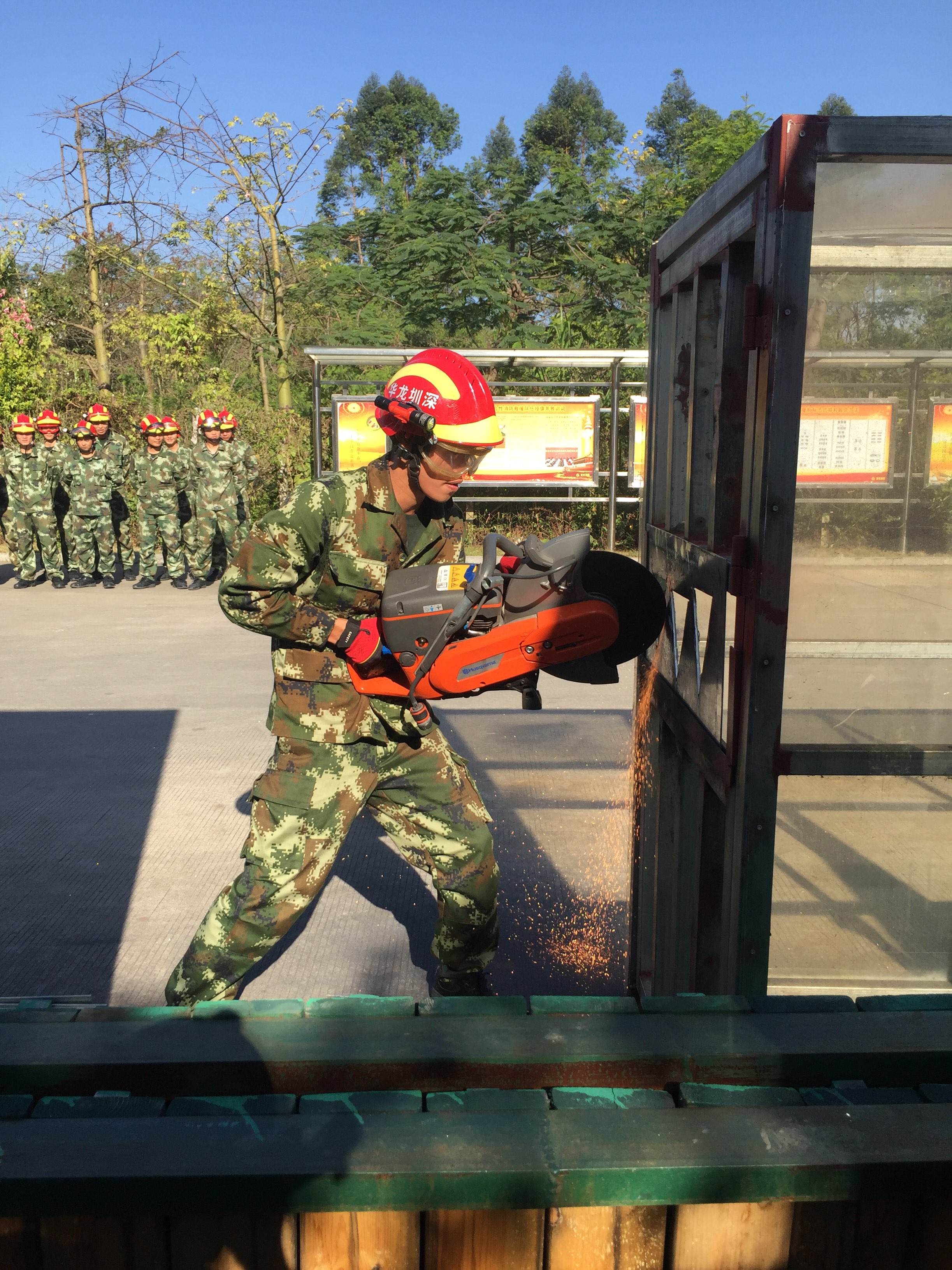 龙华消防大队观澜中队进行金属切割机训练