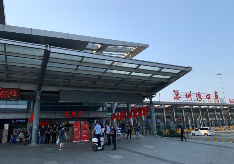 截至上午9时,深圳湾口岸出入境客流量较少,通关快捷,设施设备正常运行
