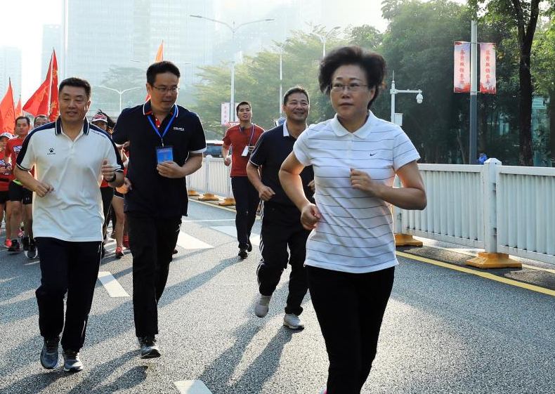 深圳市副市长吴以环用跑步践行全民健身