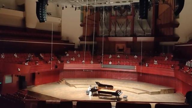 【百灵•秀】阔别140日深圳音乐厅线下演出重启！就坐需间隔3座位以上