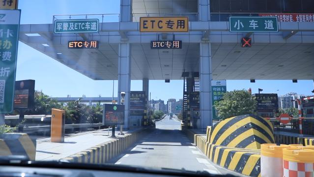 【百灵·秀】ETC通行感应慢？记者实测高速出入口情况