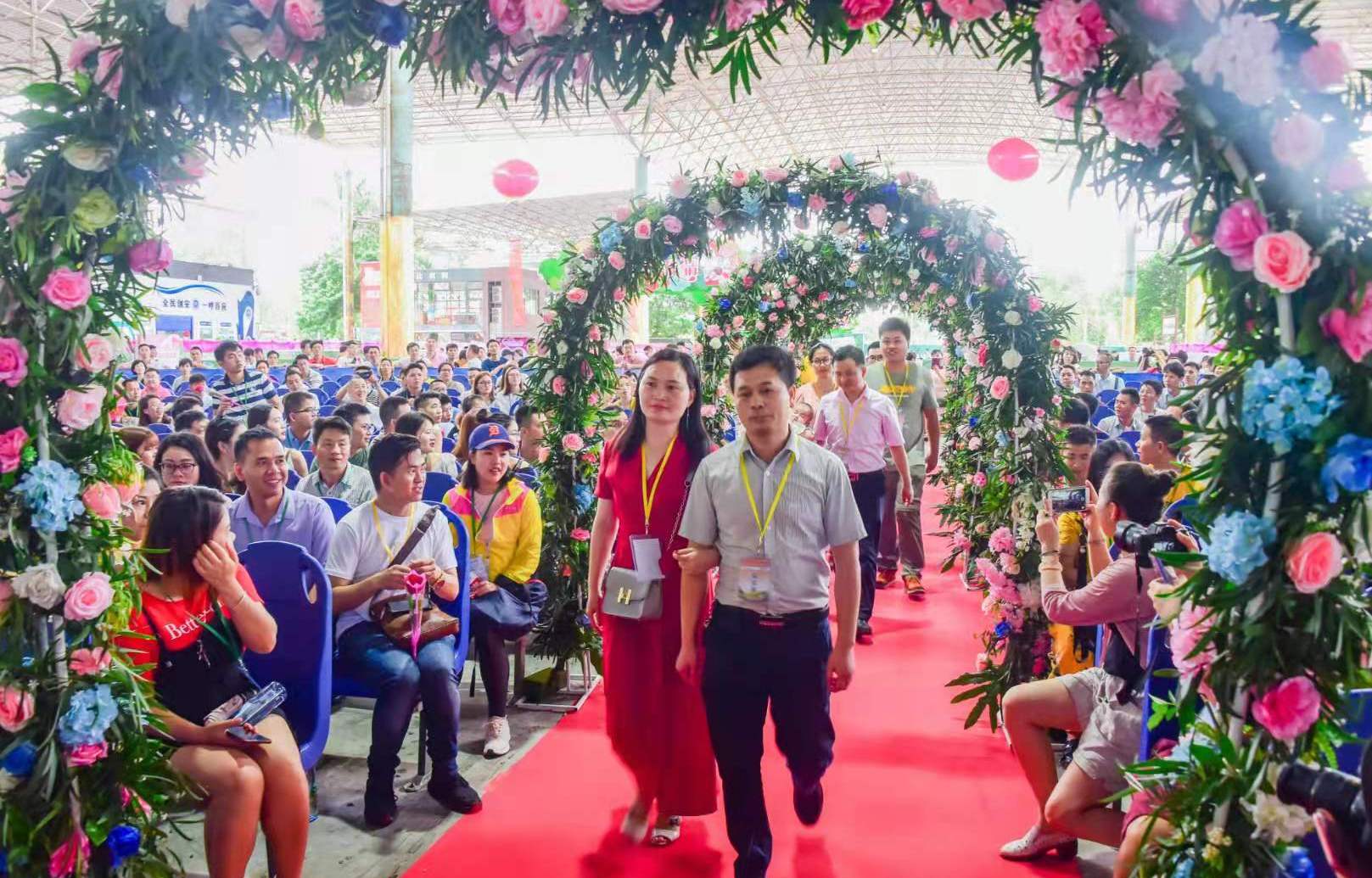 相亲会现场牵手成功