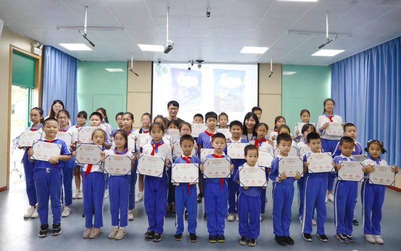 为白芒小学入选深圳市复评的孩子颁奖并合影