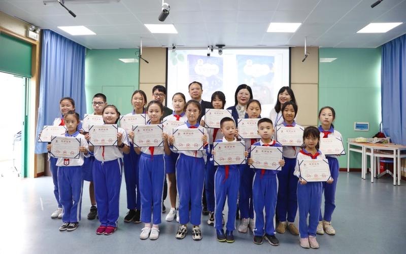 为白芒小学入选深圳市复评的孩子颁奖并合影