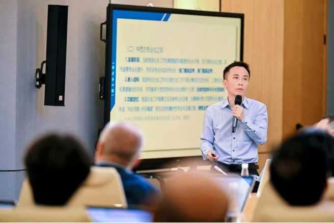 的思考》,他从发展阶段,结构和功能定位方面对比了中西方的专业差异